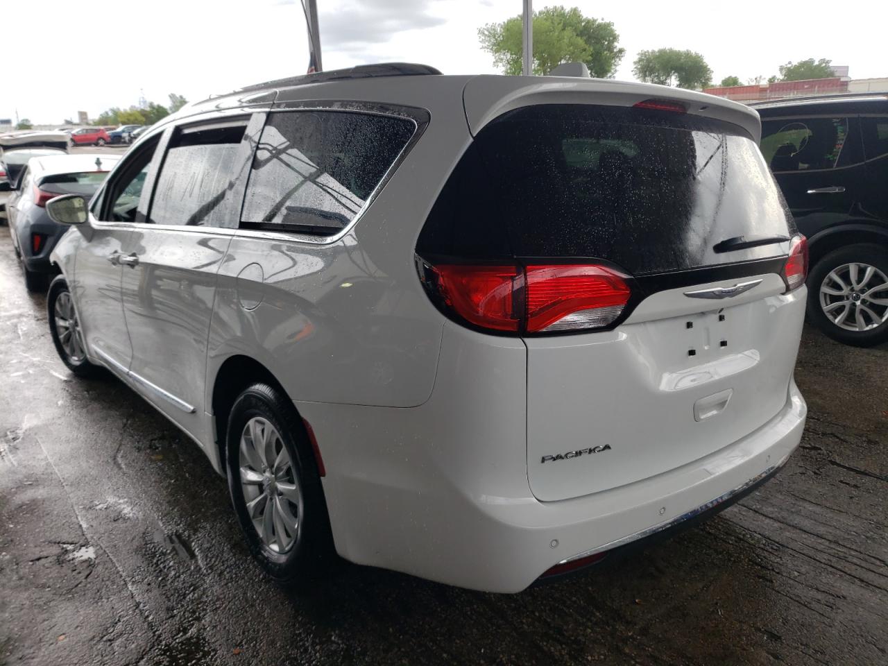 Фото 3 с аукциона – 2018 CHRYSLER PACIFICA T с VIN 2C4RC1BG5JR323093