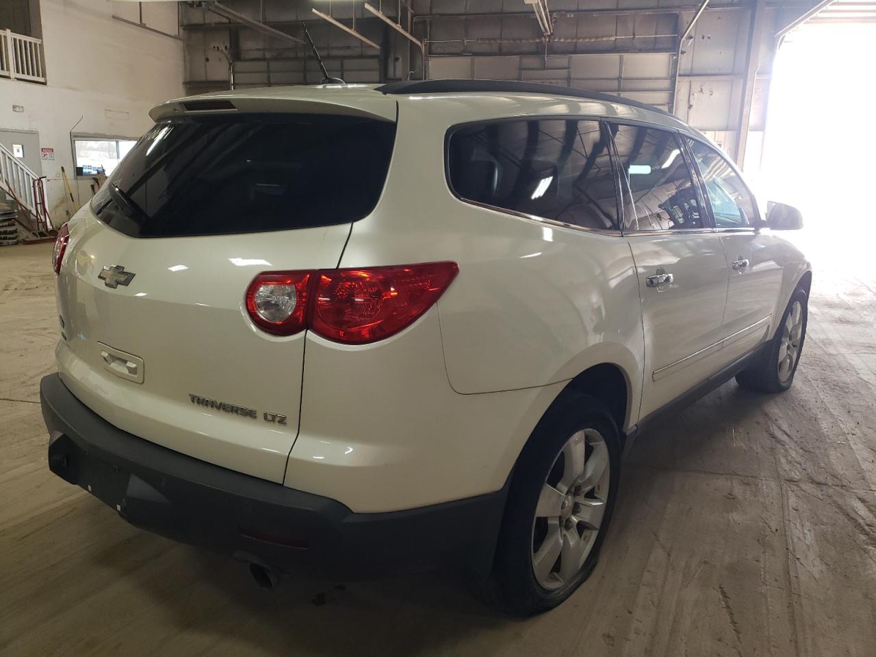 Photo 4 from auction – 2011 CHEVROLET TRAVERSE L with VIN 1GNKVLED4BJ219992