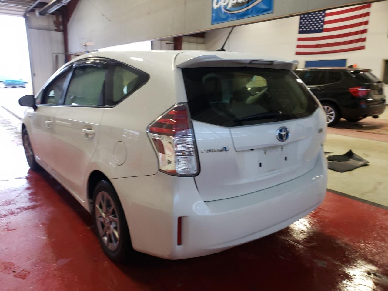 Photo 3 from auction – 2017 TOYOTA PRIUS V with VIN JTDZN3EU3HJ065470