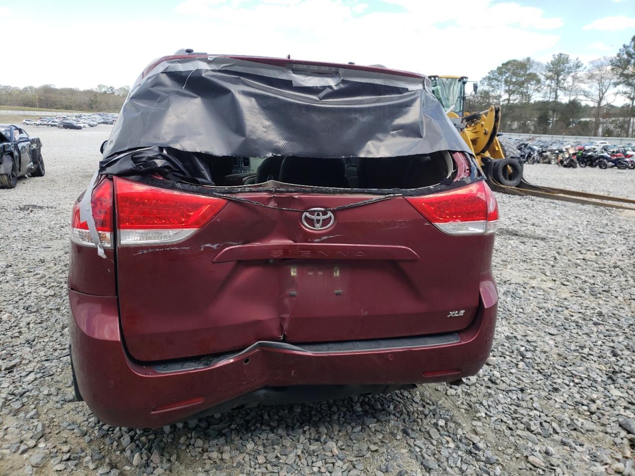 Photo 9 from auction – 2014 TOYOTA SIENNA XLE with VIN 5TDYK3DCXES503669