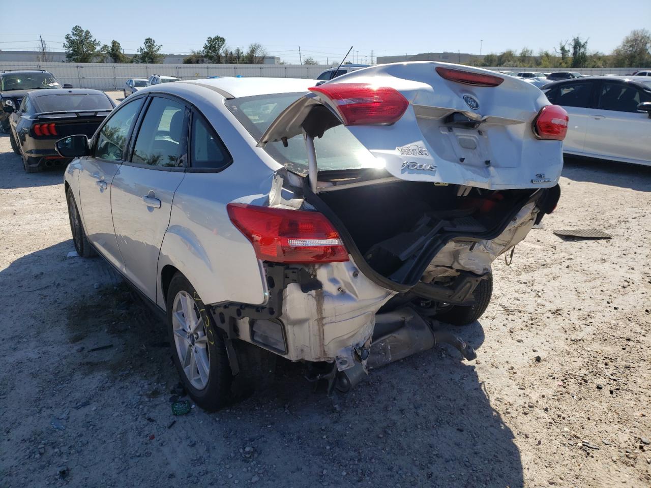 Photo 3 from auction – 2016 FORD FOCUS SE with VIN 1FADP3F23GL387343