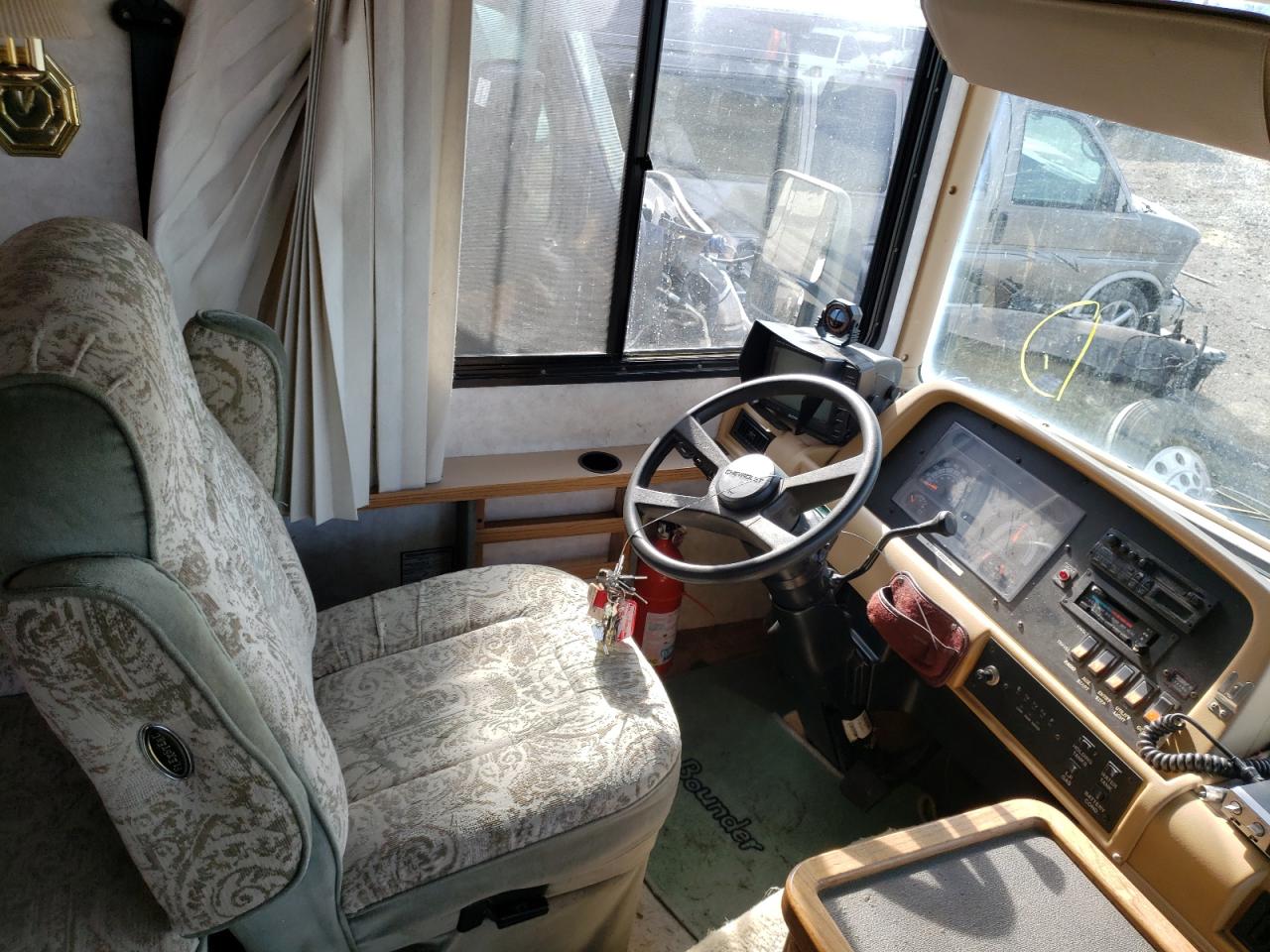 Photo 5 from auction – 1996 BNDR MOTORHOME with VIN 1GBLP37J2T3314099