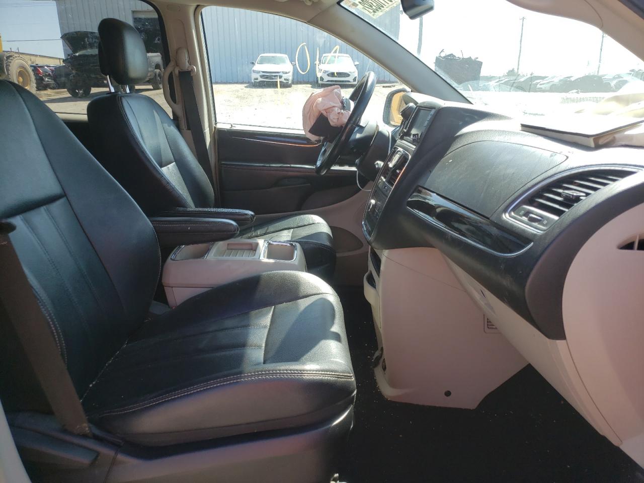 Photo 5 from auction – 2014 CHRYSLER TOWN & COU with VIN 2C4RC1BG2ER163924