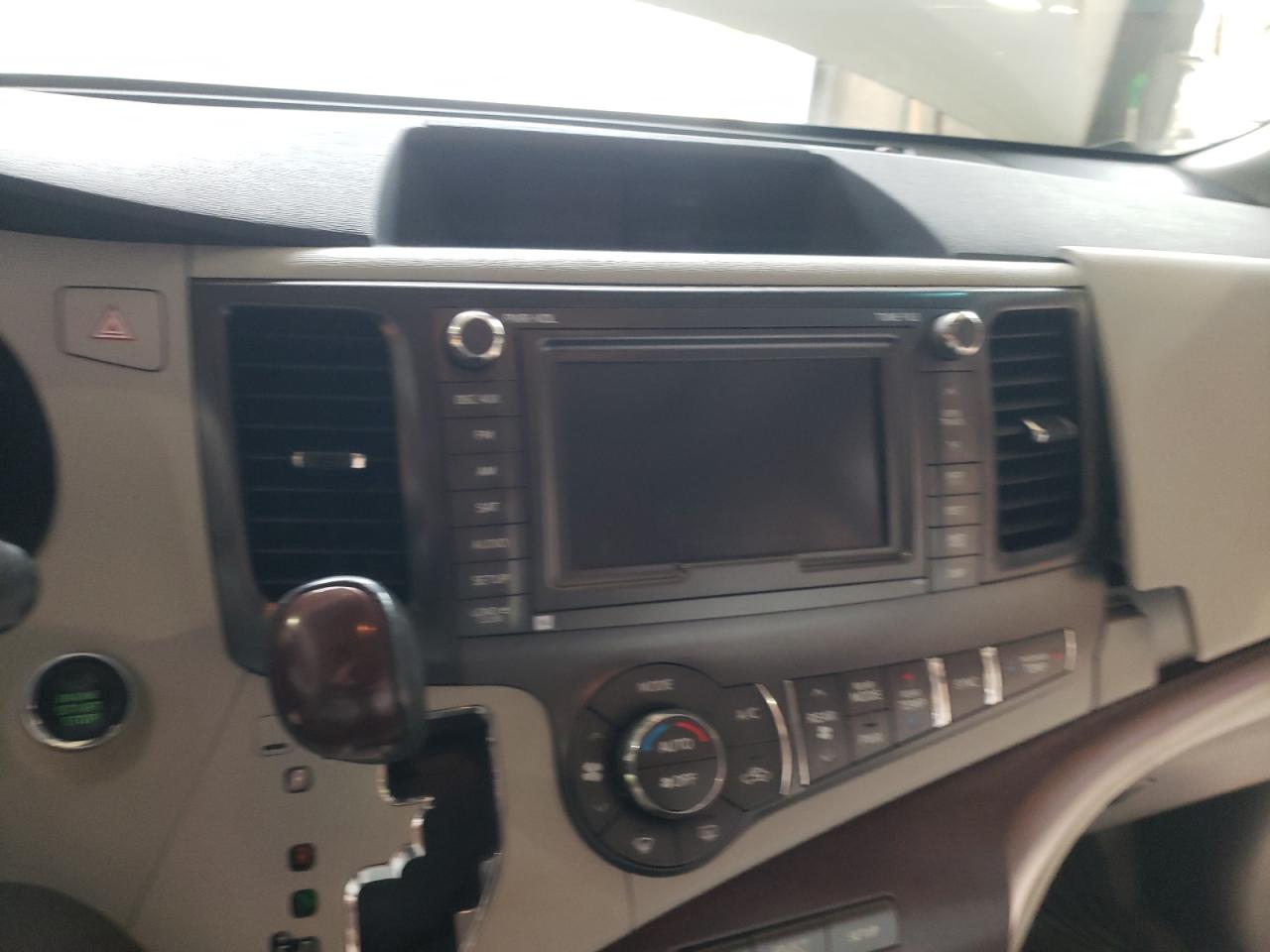 Photo 9 from auction – 2011 TOYOTA SIENNA XLE with VIN 5TDDK3DC1BS007427