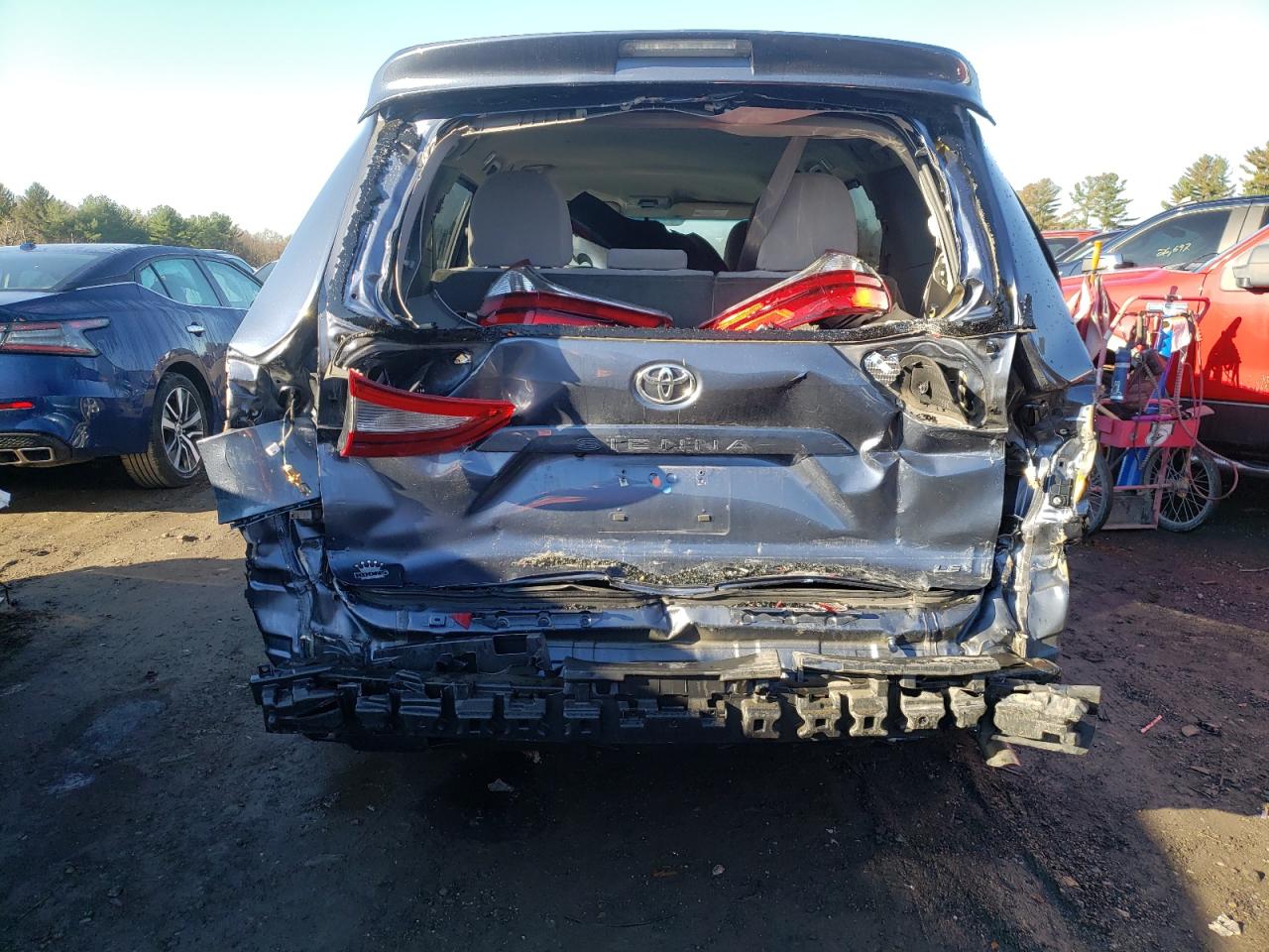 Photo 9 from auction – 2017 TOYOTA SIENNA LE with VIN 5TDKZ3DC8HS773599