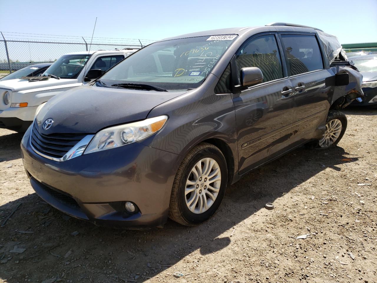 Photo 2 from auction – 2013 TOYOTA SIENNA XLE with VIN 5TDYK3DC5DS355428