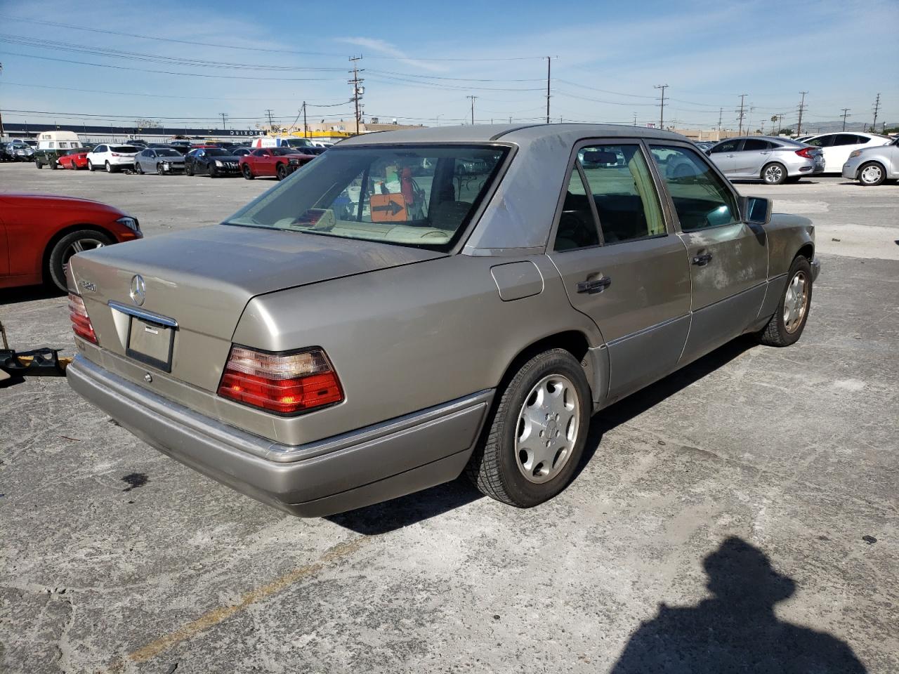 Photo 4 from auction – 1995 MERCEDES-BENZ E 320 BASE with VIN WDBEA32E0SC198611