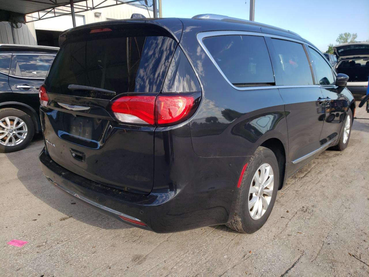 Photo 4 from auction – 2019 CHRYSLER PACIFICA T with VIN 2C4RC1BG3KR698272