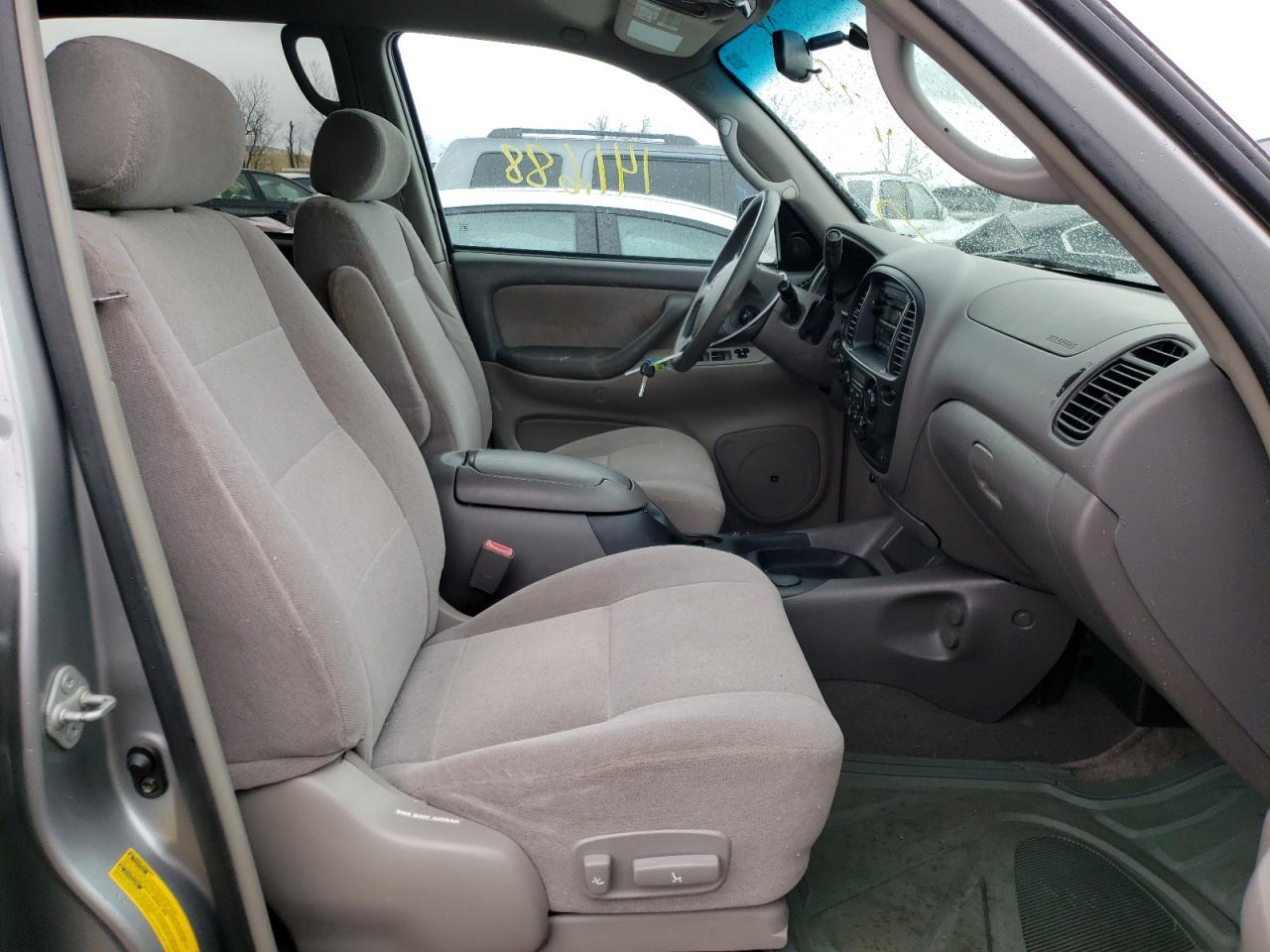 Photo 5 from auction – 2004 TOYOTA SEQUOIA SR with VIN 5TDZT34A04S215271