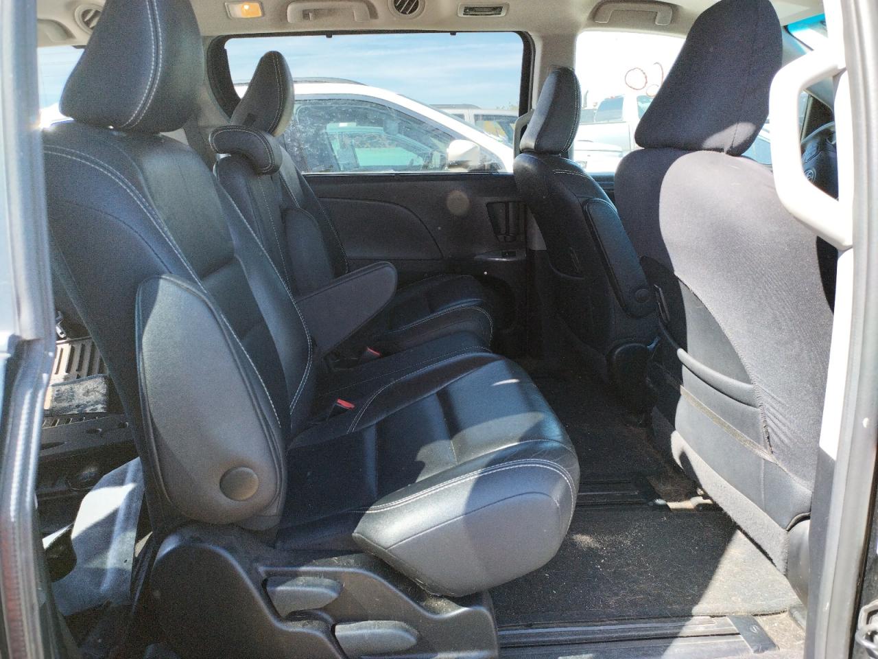 Photo 6 from auction – 2017 TOYOTA SIENNA SE with VIN 5TDXZ3DC8HS827182
