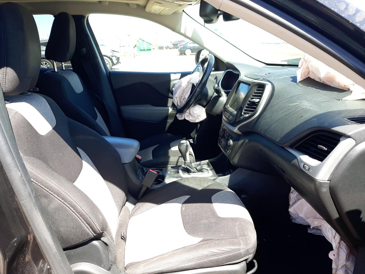 Photo 5 from auction – 2014 JEEP CHEROKEE L with VIN 1C4PJLCB5EW245410