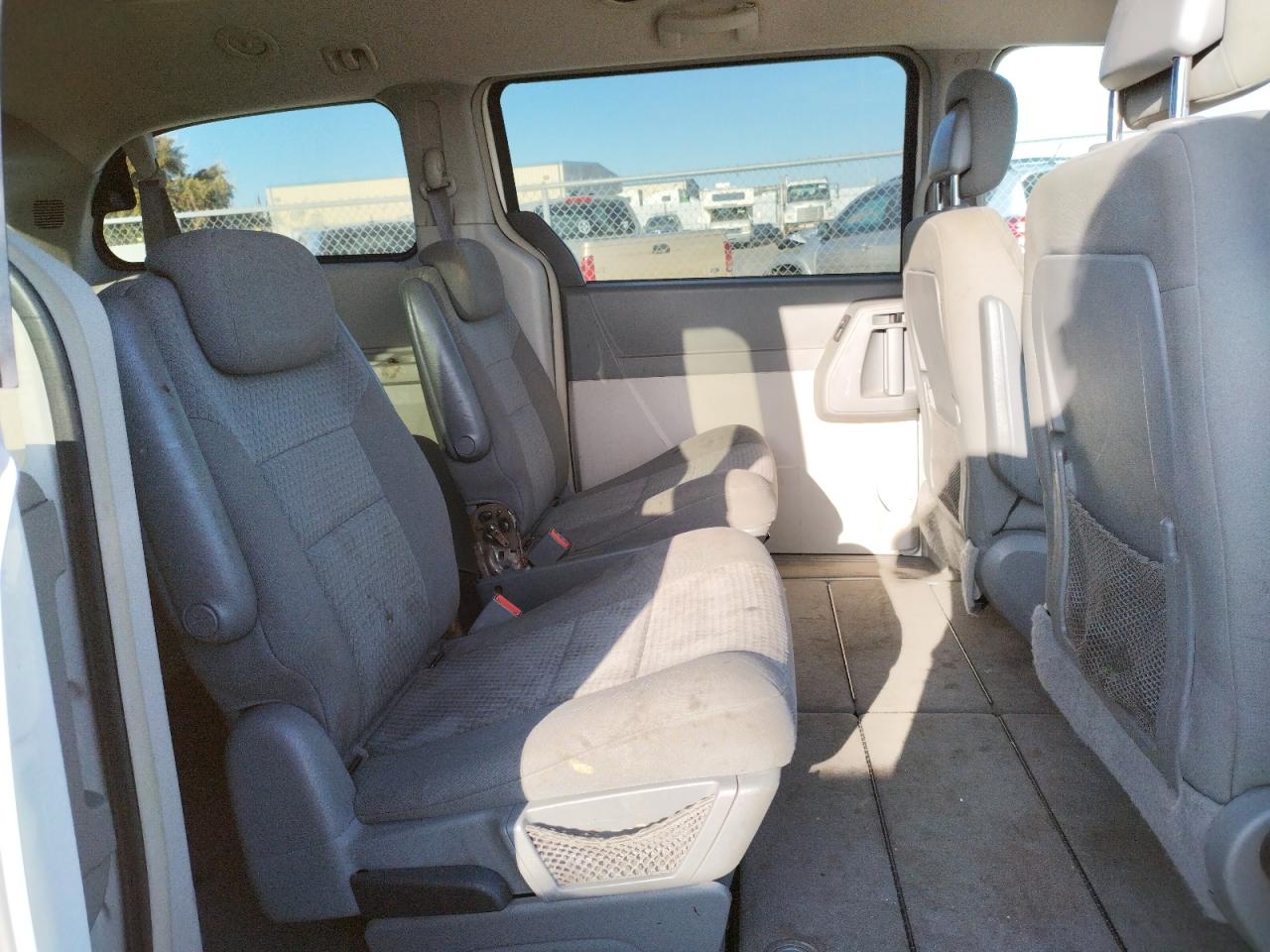 Photo 6 from auction – 2010 CHRYSLER TOWN & COU with VIN 2A4RR5D19AR278961