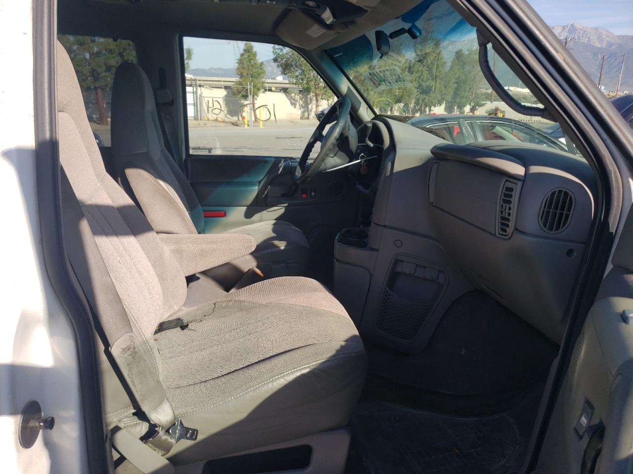 Photo 5 from auction – 2000 CHEVROLET ASTRO with VIN 1GNDM19W7YB106472