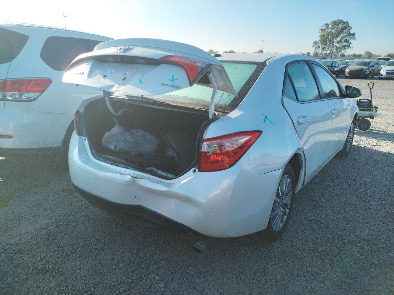 Foto 4 de la subasta – 2017 TOYOTA COROLLA LE con VIN 5YFBPRHE2HP580622