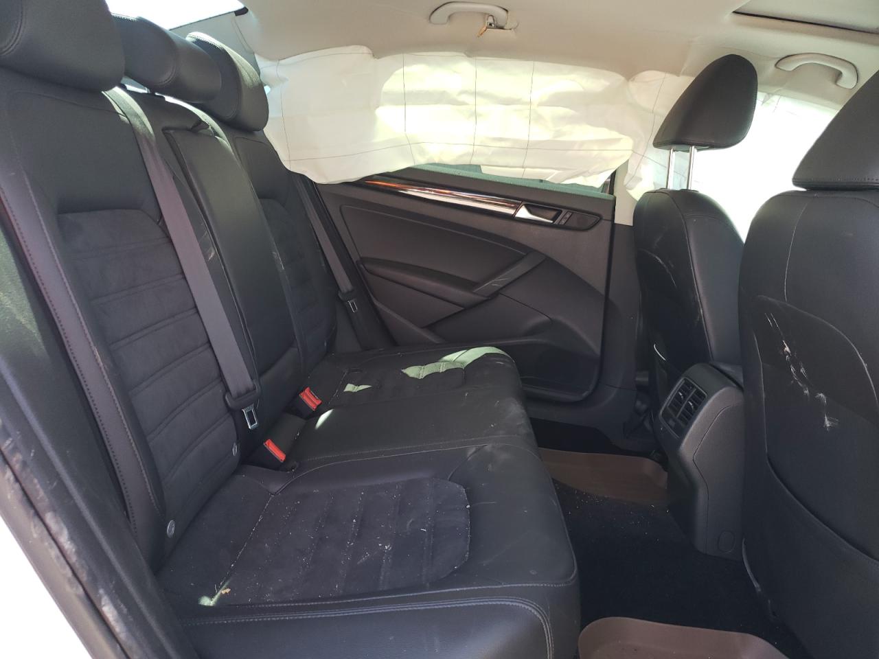 Photo 6 from auction – 2014 VOLKSWAGEN PASSAT SEL with VIN 1VWCN7A33EC060731