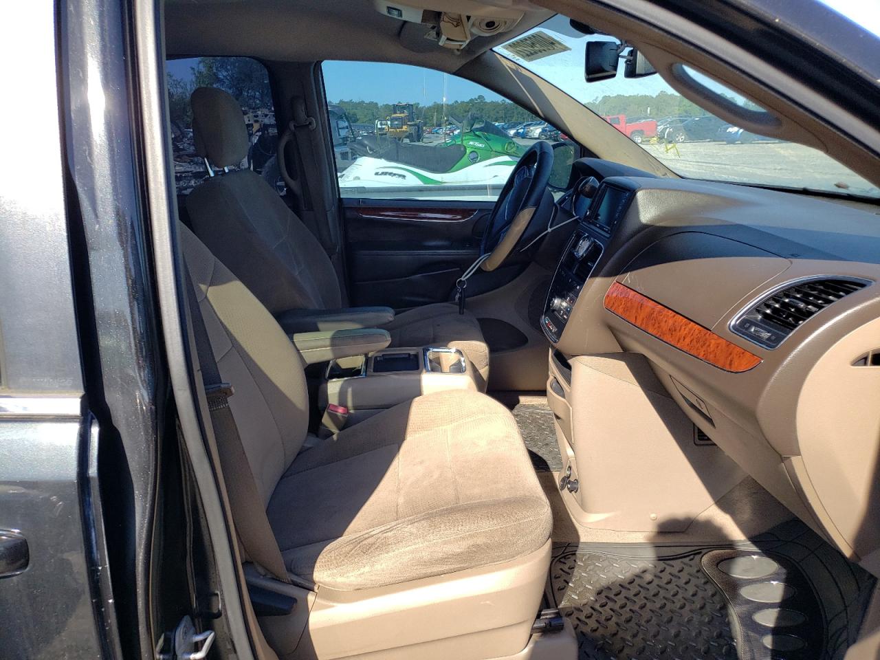 Photo 5 from auction – 2012 CHRYSLER TOWN & COU with VIN 2C4RC1BG2CR177190
