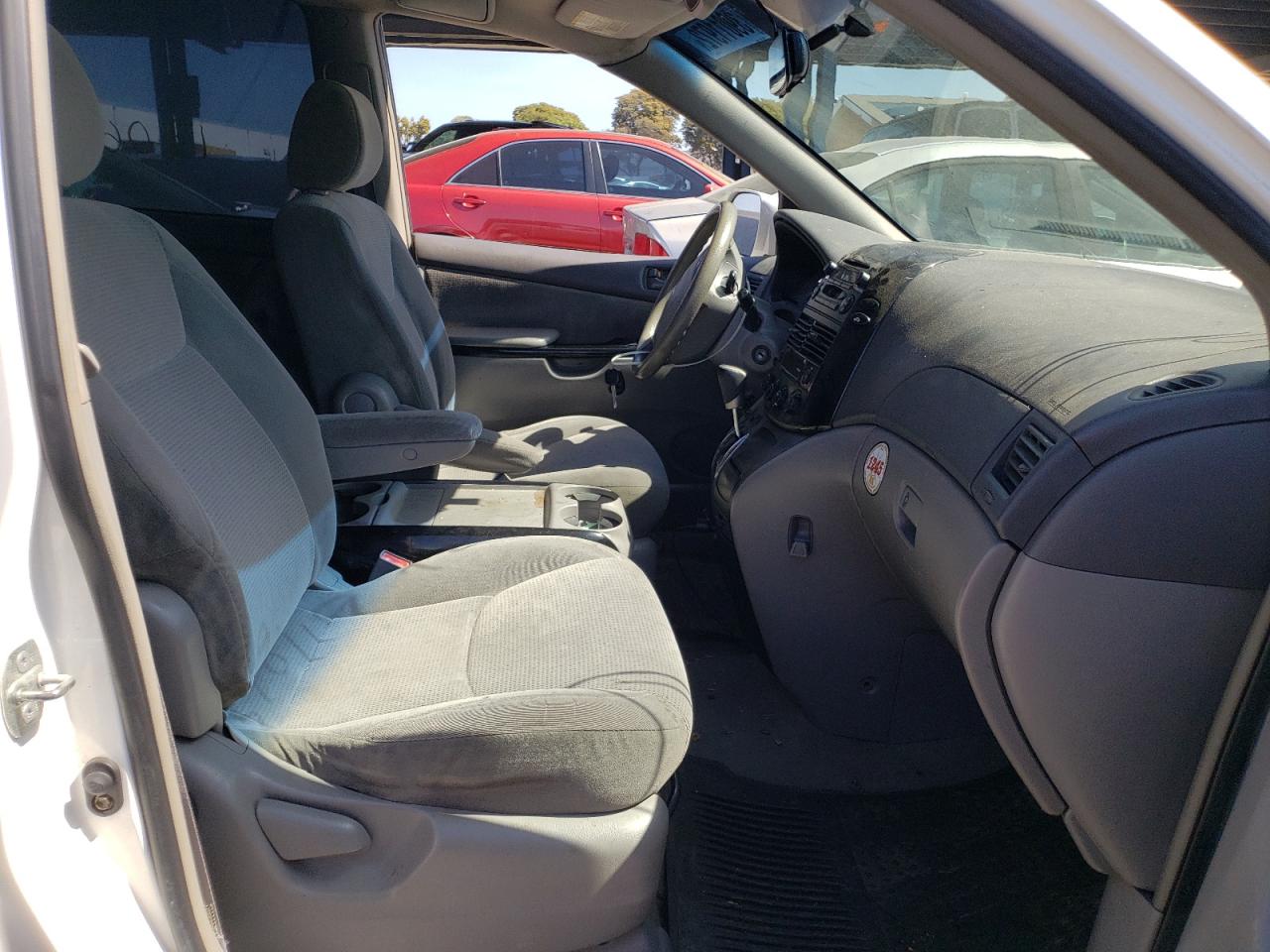 Photo 5 from auction – 2004 TOYOTA SIENNA CE with VIN 5TDZA23C34S113644