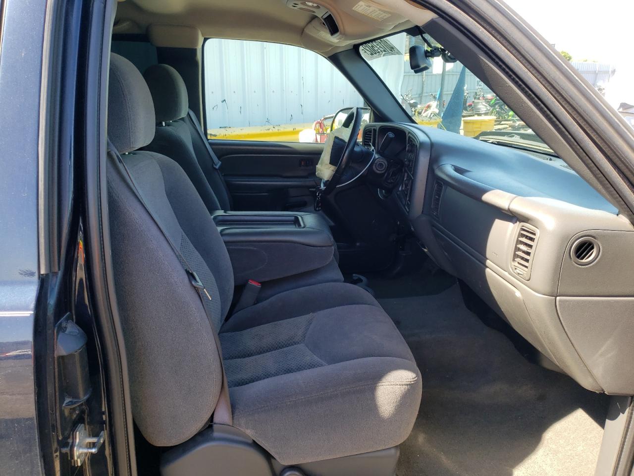 Photo 5 from auction – 2006 CHEVROLET SILVERADO with VIN 1GCEC19VX6Z123634