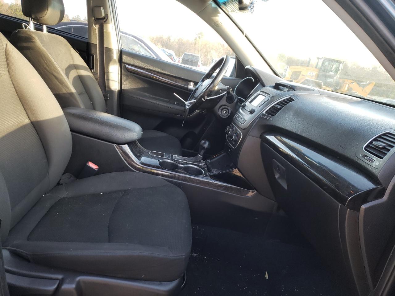 Photo 5 from auction – 2014 KIA SORENTO LX with VIN 5XYKT4A69EG482401
