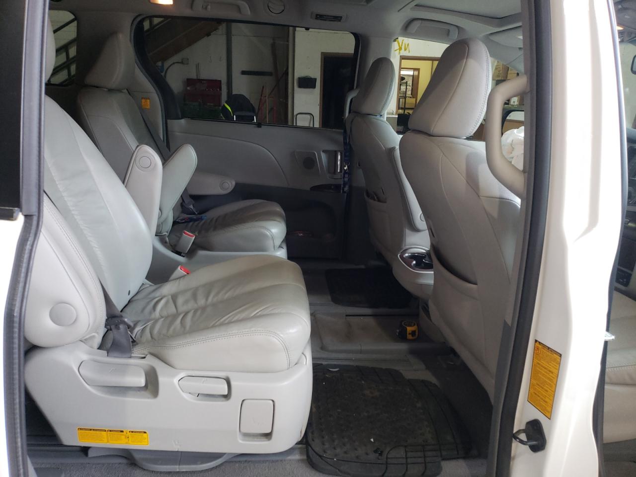 Photo 6 from auction – 2011 TOYOTA SIENNA XLE with VIN 5TDDK3DC1BS007427