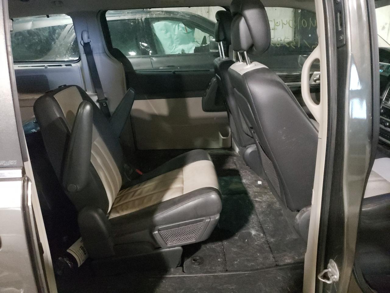Photo 6 from auction – 2010 CHRYSLER TOWN & COU with VIN 2A4RR8DX2AR395206