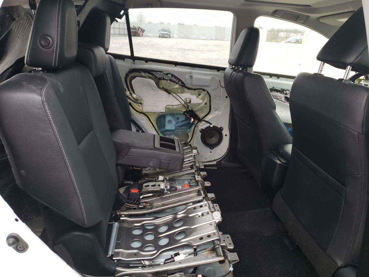 Photo 6 from auction – 2017 TOYOTA RAV4 with VIN JTMDJREV7HD089691