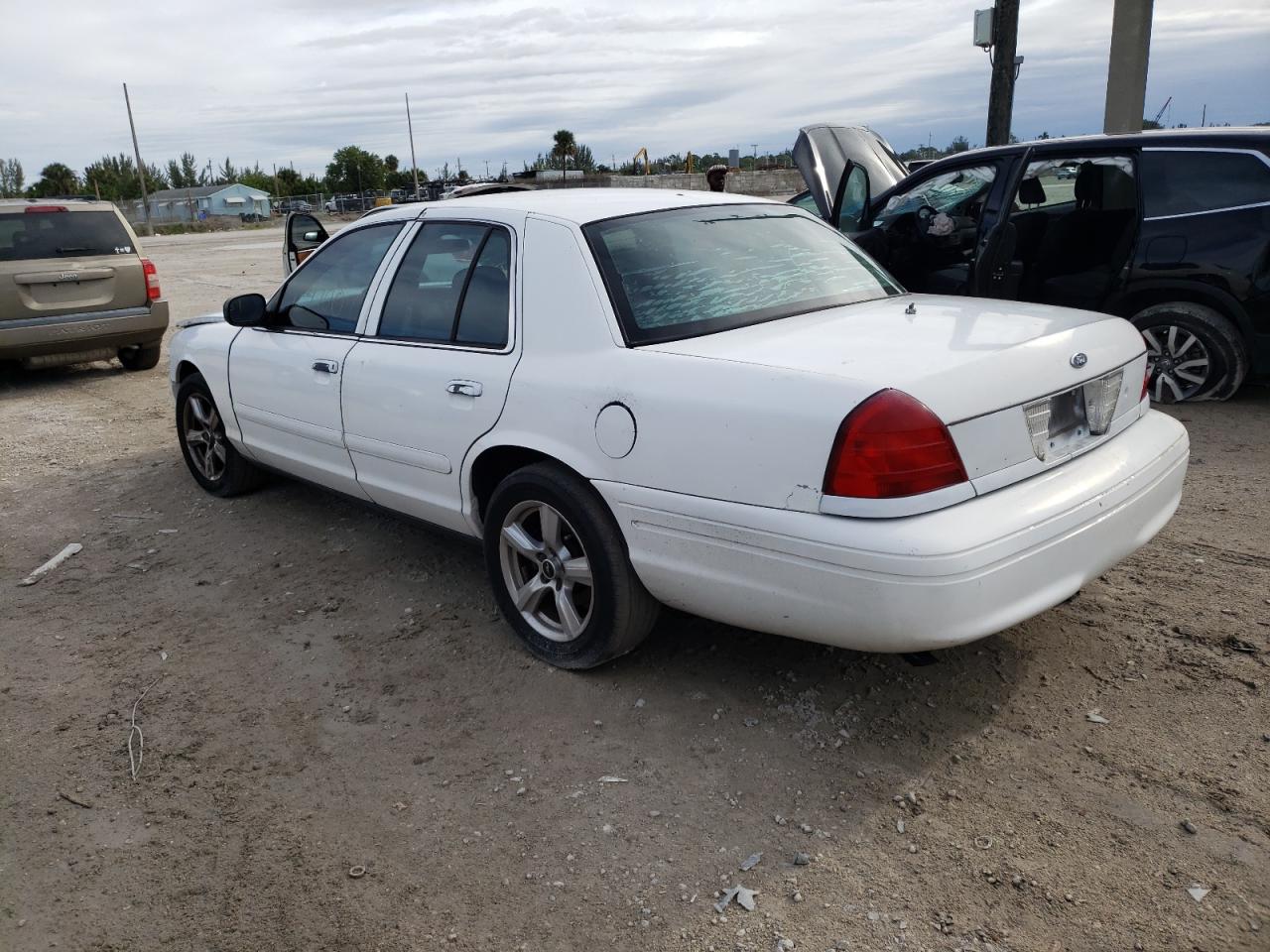 Photo 3 from auction – 2003 FORD CROWN VICT with VIN 2FAFP71W73X168800