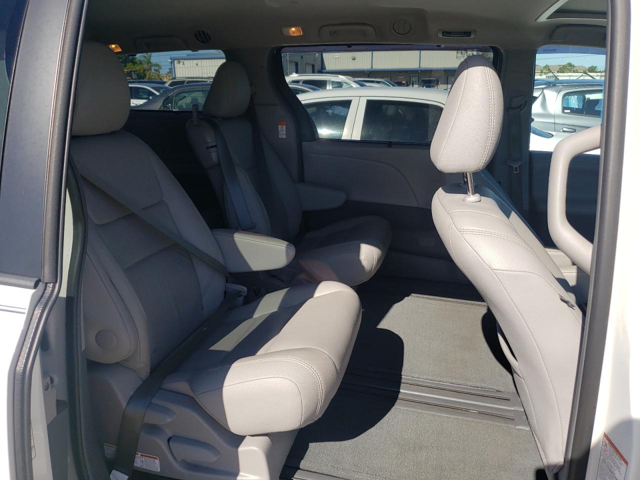 Photo 6 from auction – 2016 TOYOTA SIENNA XLE with VIN 5TDYK3DC7GS740056