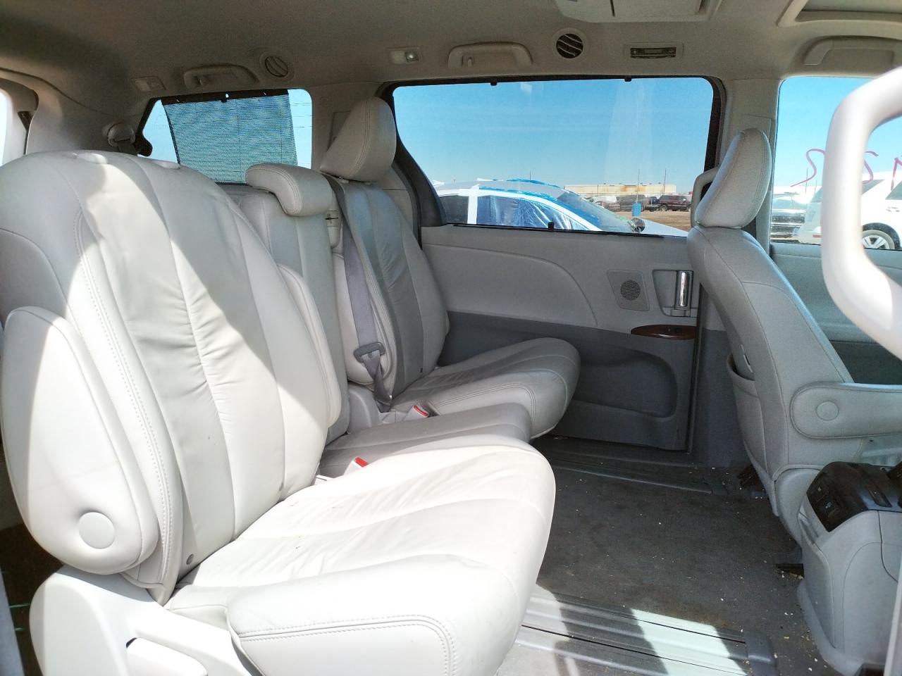 Photo 6 from auction – 2011 TOYOTA SIENNA XLE with VIN 5TDYK3DC3BS090800