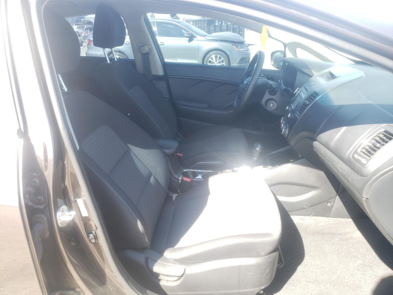 Photo 5 from auction – 2017 KIA FORTE LX with VIN 3KPFL4A7XHE150981
