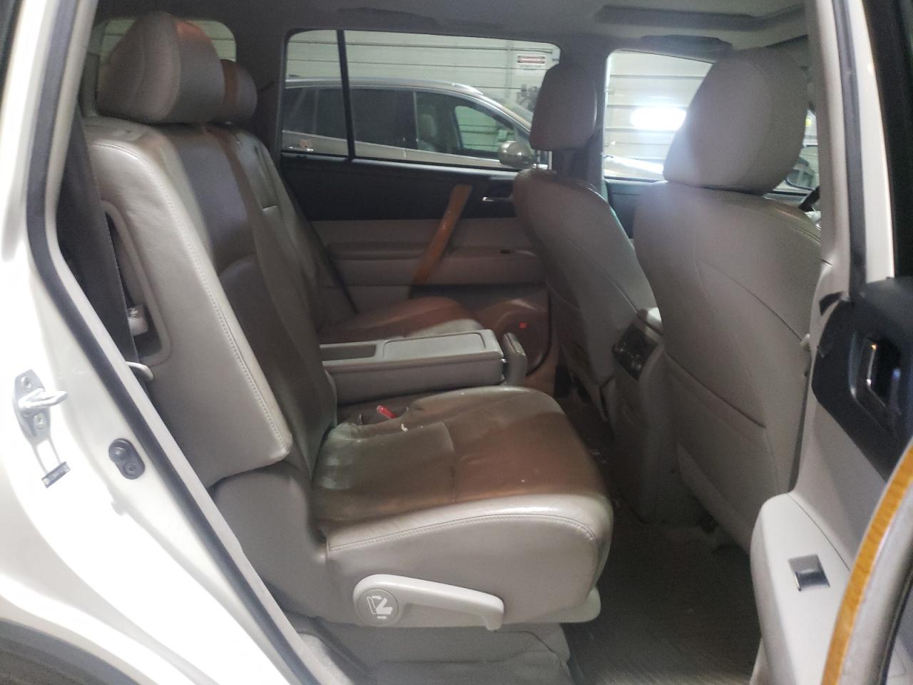 Photo 6 from auction – 2009 TOYOTA HIGHLANDER with VIN JTEEW44A192032614