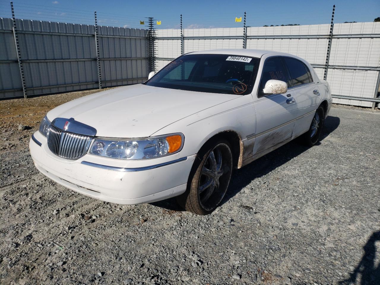 Photo 2 from auction – 2001 LINCOLN TOWN CAR E with VIN 1LNHM81W01Y645397