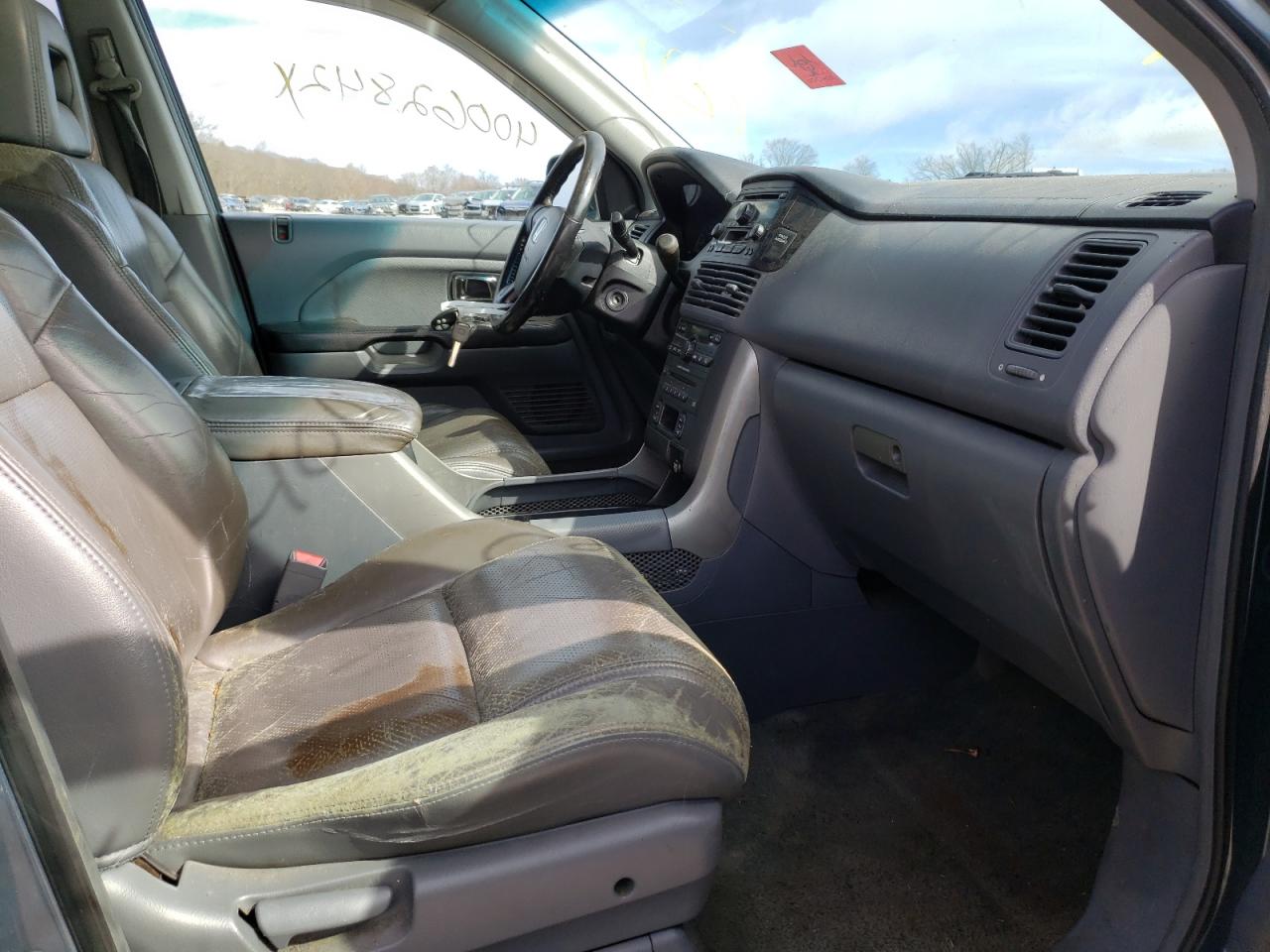 Photo 5 from auction – 2005 HONDA PILOT EXL with VIN 5FNYF18525B057090