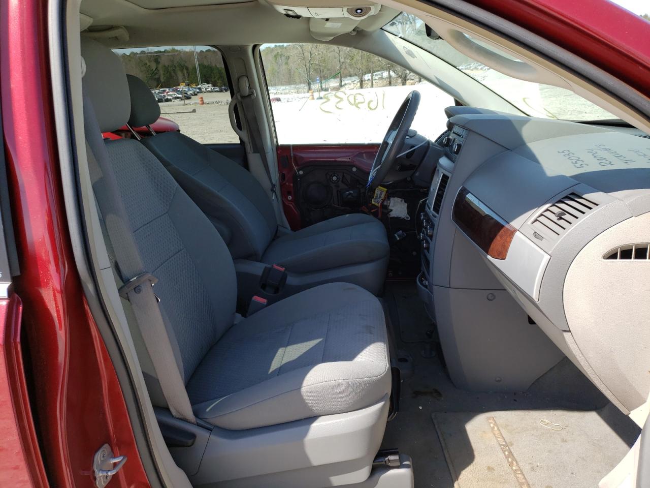 Photo 5 from auction – 2010 CHRYSLER TOWN & COU with VIN 2A4RR5D16AR494587