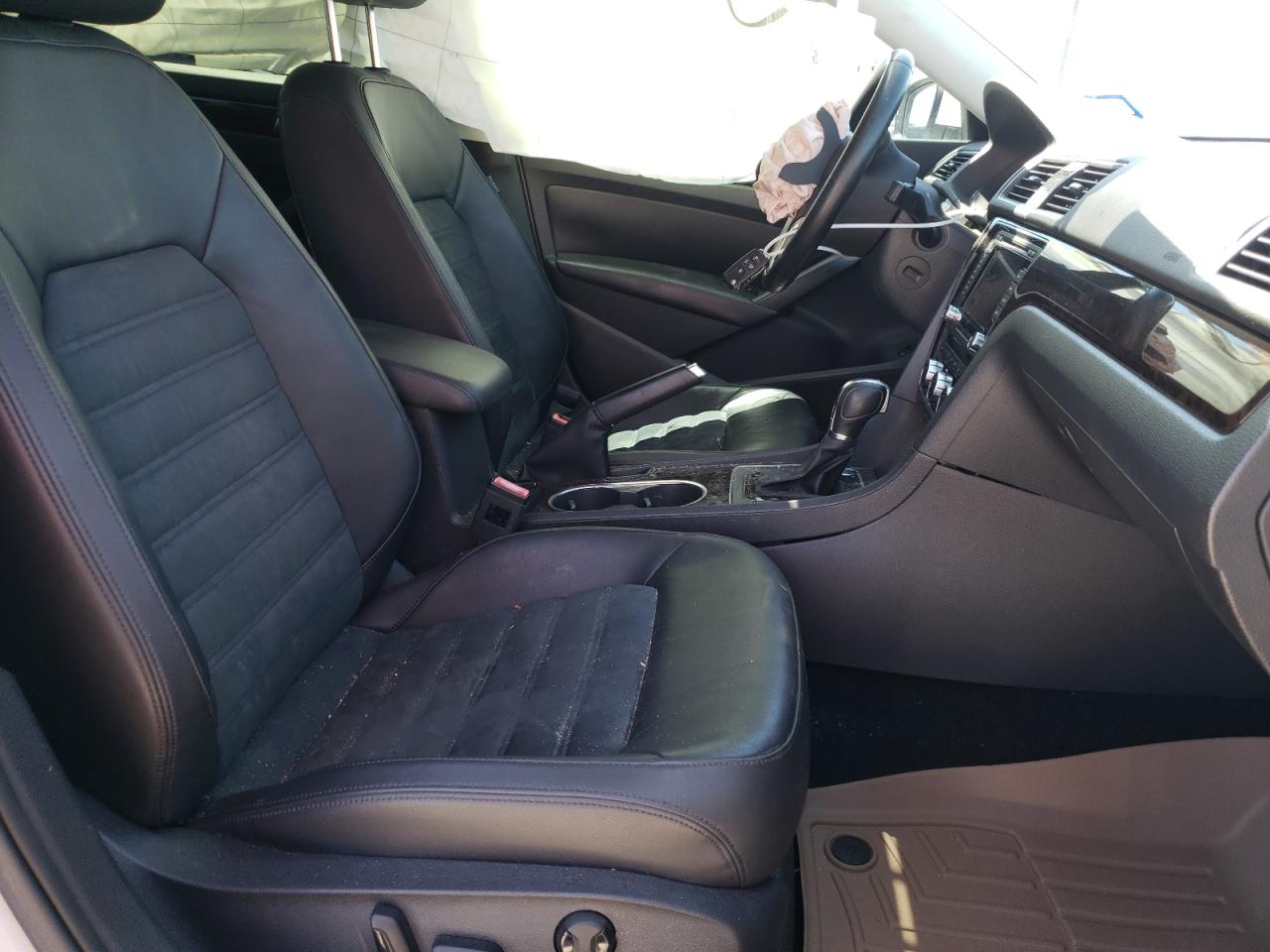 Photo 5 from auction – 2014 VOLKSWAGEN PASSAT SEL with VIN 1VWCN7A33EC060731