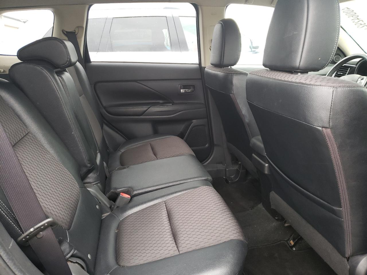 Photo 6 from auction – 2015 MITSUBISHI OUTLANDER with VIN JA4AD3A39FZ010592