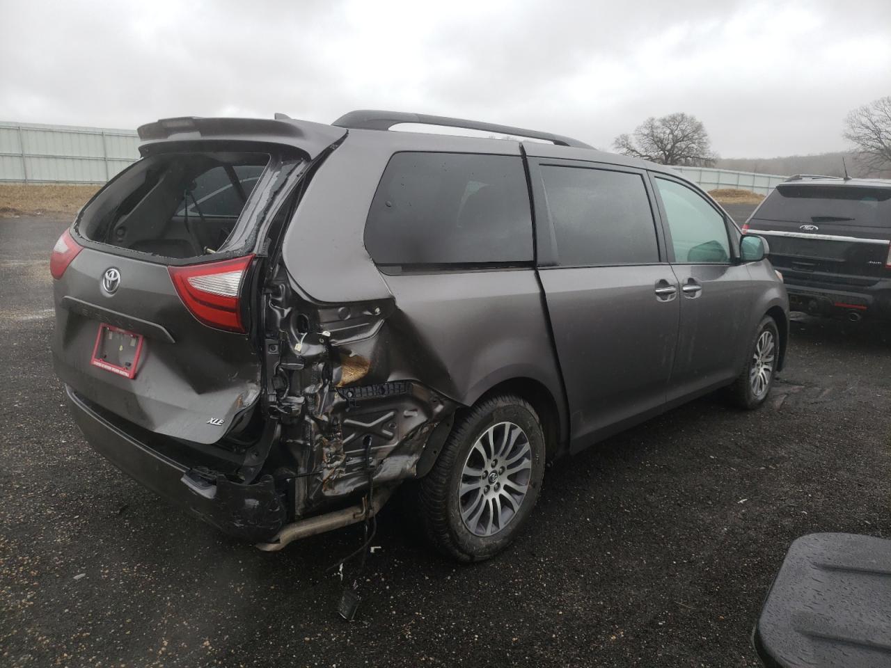 Photo 4 from auction – 2018 TOYOTA SIENNA XLE with VIN 5TDYZ3DC0JS947066
