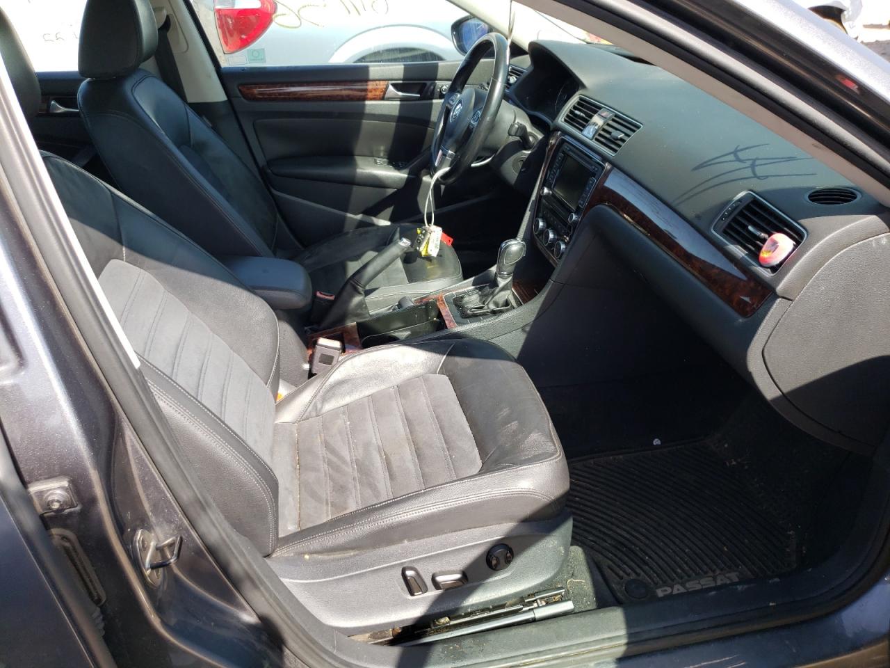 Photo 5 from auction – 2012 VOLKSWAGEN PASSAT SEL with VIN 1VWCN7A31CC101080