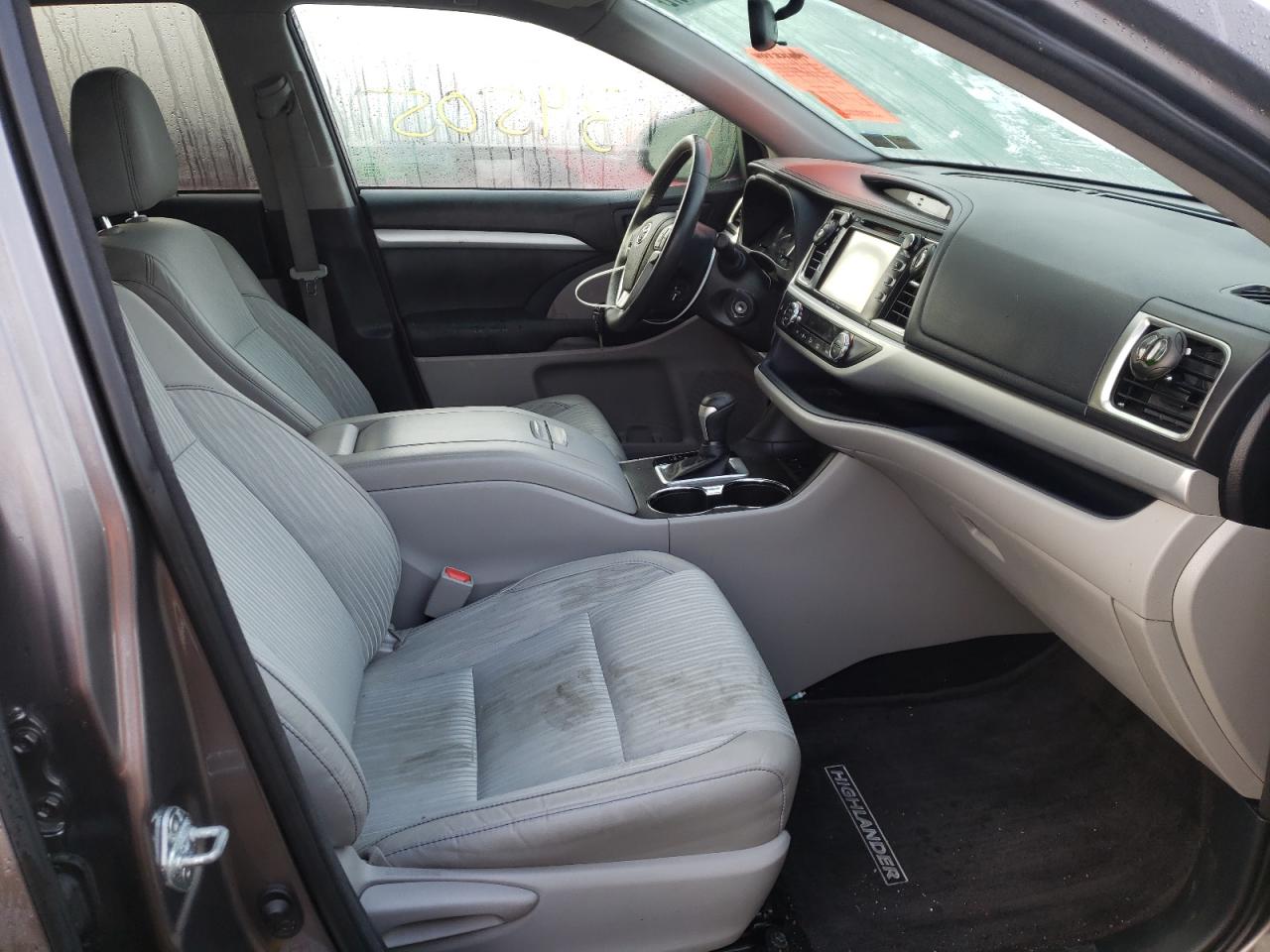 Photo 5 from auction – 2016 TOYOTA HIGHLANDER with VIN 5TDZKRFH2GS138584