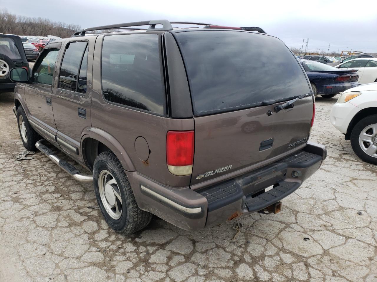 Photo 3 from auction – 1998 CHEVROLET BLAZER with VIN 1GNDT13W8W2120261