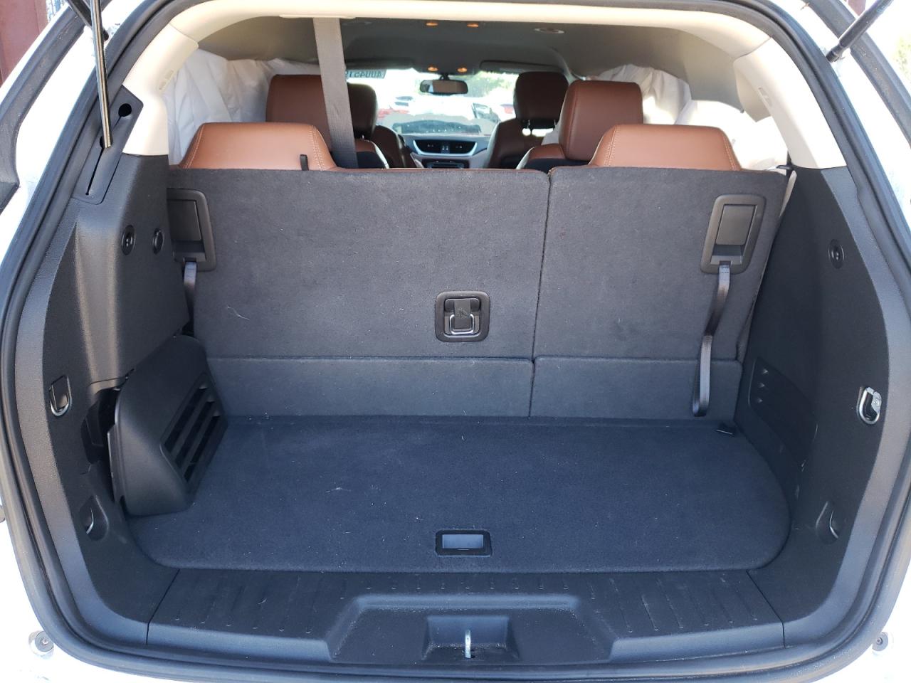 Photo 9 from auction – 2017 CHEVROLET TRAVERSE L with VIN 1GNKRHKD3HJ329205