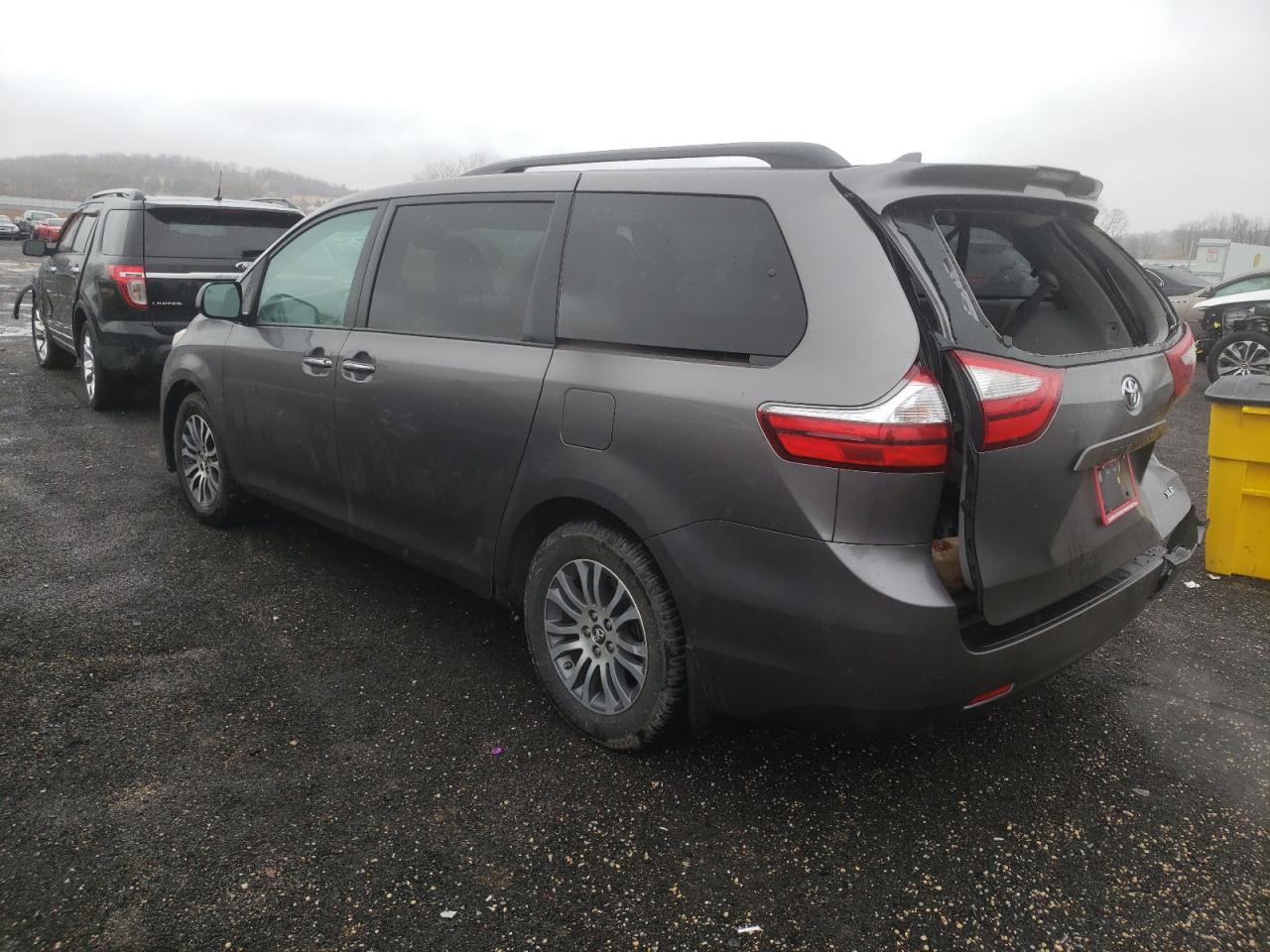 Photo 3 from auction – 2018 TOYOTA SIENNA XLE with VIN 5TDYZ3DC0JS947066