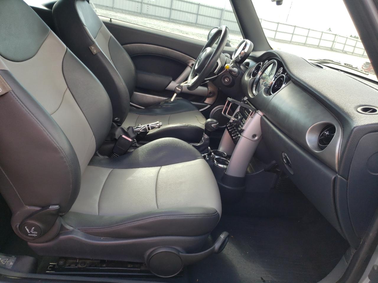 Photo 5 from auction – 2005 MINI COOPER S with VIN WMWRH33585TK55314