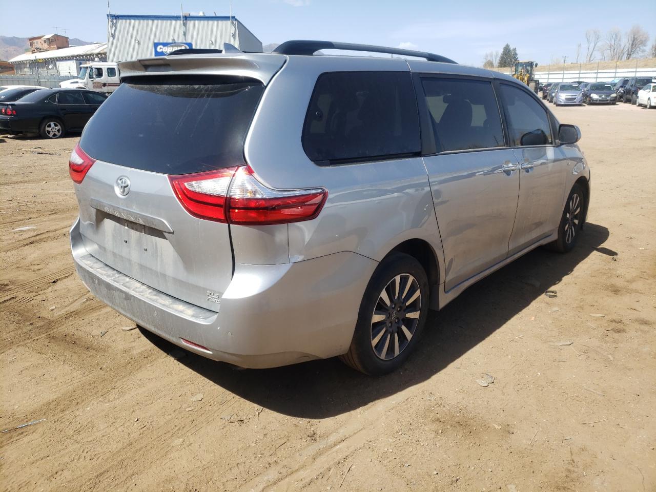 Photo 4 from auction – 2018 TOYOTA SIENNA XLE with VIN 5TDDZ3DC1JS198034