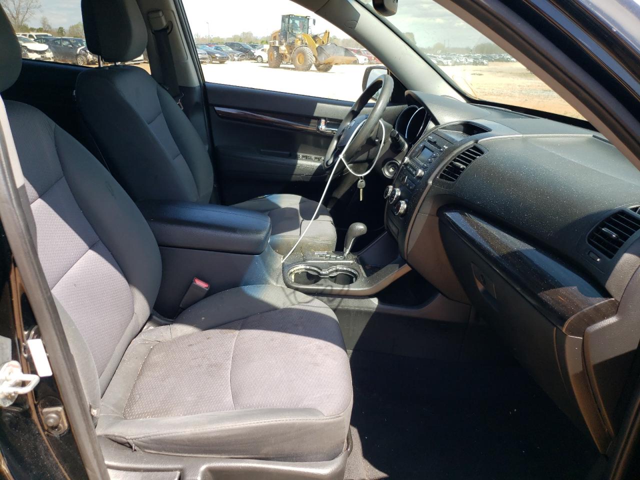Photo 5 from auction – 2013 KIA SORENTO LX with VIN 5XYKT3A11DG337575