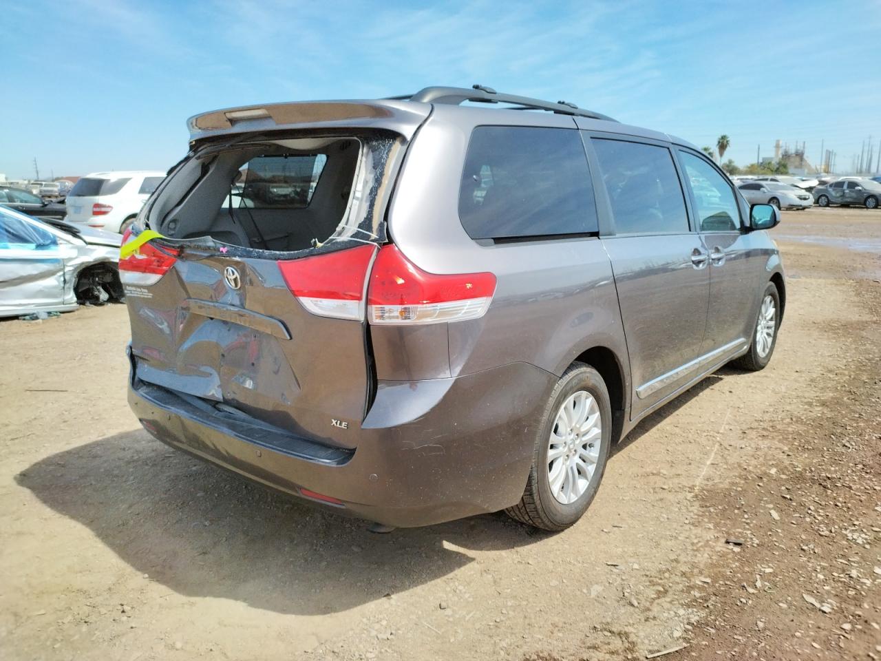 Photo 4 from auction – 2011 TOYOTA SIENNA XLE with VIN 5TDYK3DC3BS090800
