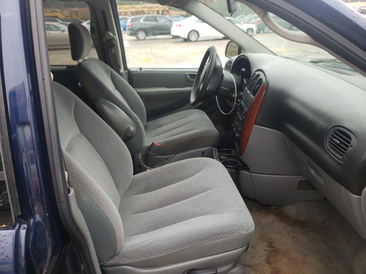 Photo 5 from auction – 2005 CHRYSLER TOWN AND C with VIN 2C4GP44R55R597282