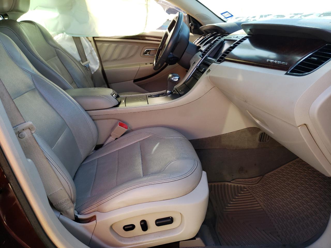 Photo 5 from auction – 2011 FORD TAURUS LIM with VIN 1FAHP2FW3BG114550