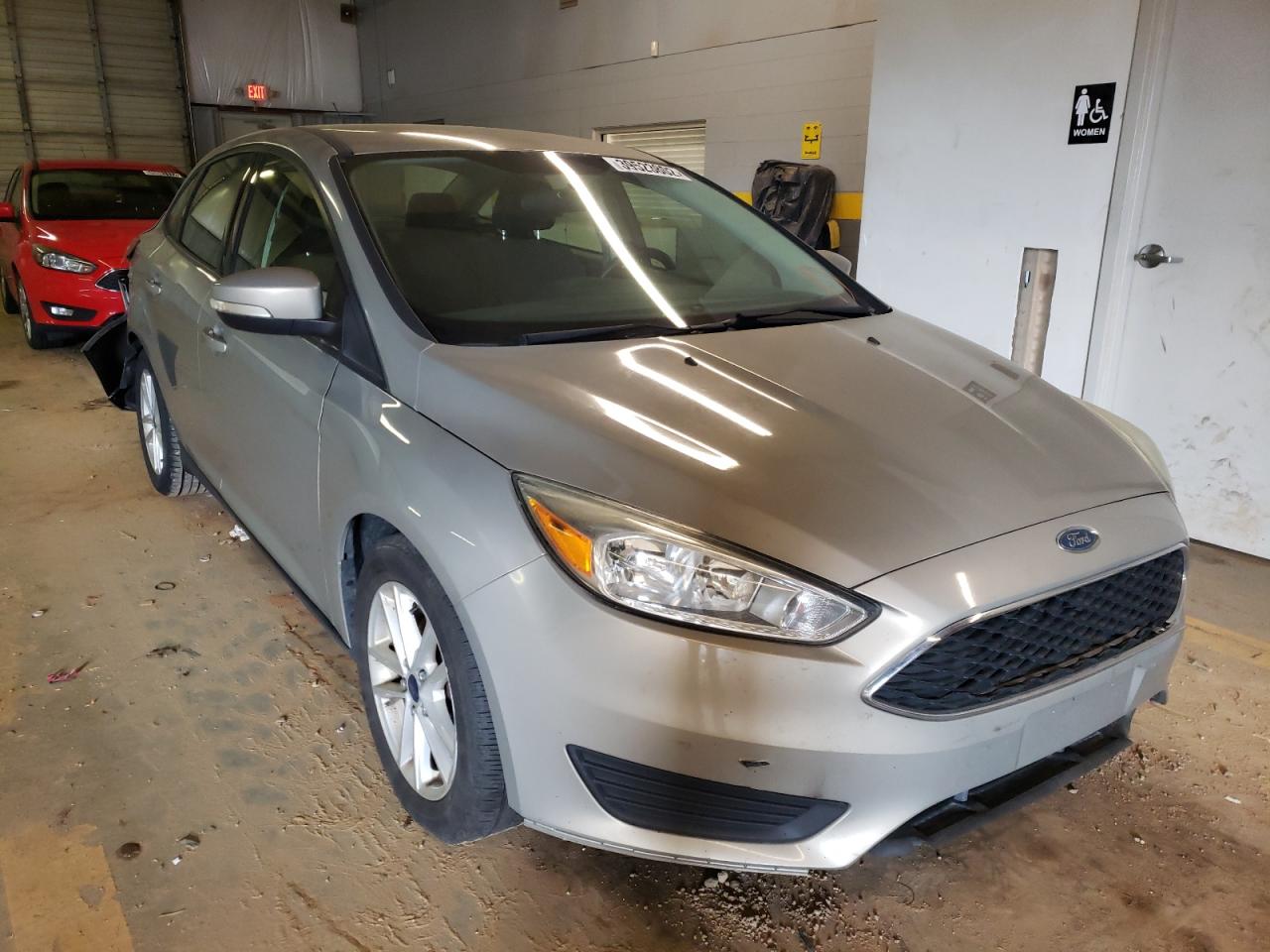 FORD FOCUS SE 2015 with VIN 1FADP3F24FL206670 - Photo from auction