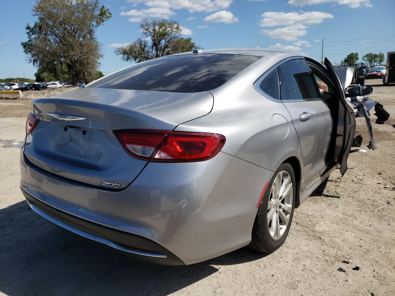 Photo 4 from auction – 2015 CHRYSLER 200 LIMITE with VIN 1C3CCCAB1FN718470